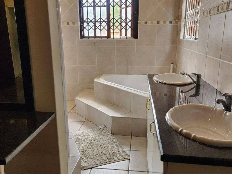 "Elegance Meets Comfort in Rock cliff Estate" - Photo 8