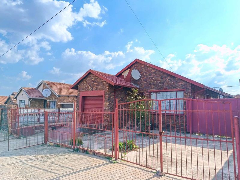 Exceptional Family Home for Sale in Ratanda, Heidelberg  Discover outstanding value and comfortable family living in the heart of Ratanda, Heidelberg. - Photo 2