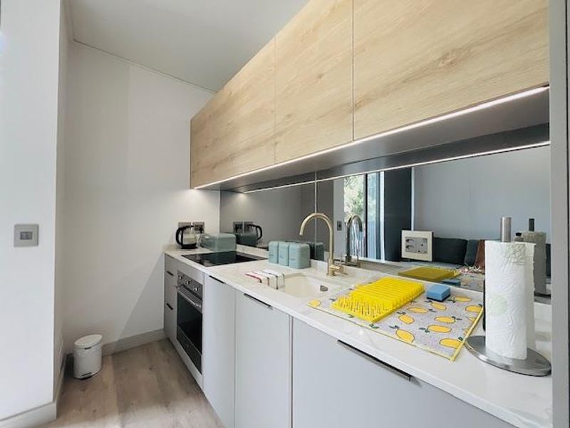 Ultra-Modern Furnished Luxury Studio Apartment in the Heart of Rosebank - Photo 9