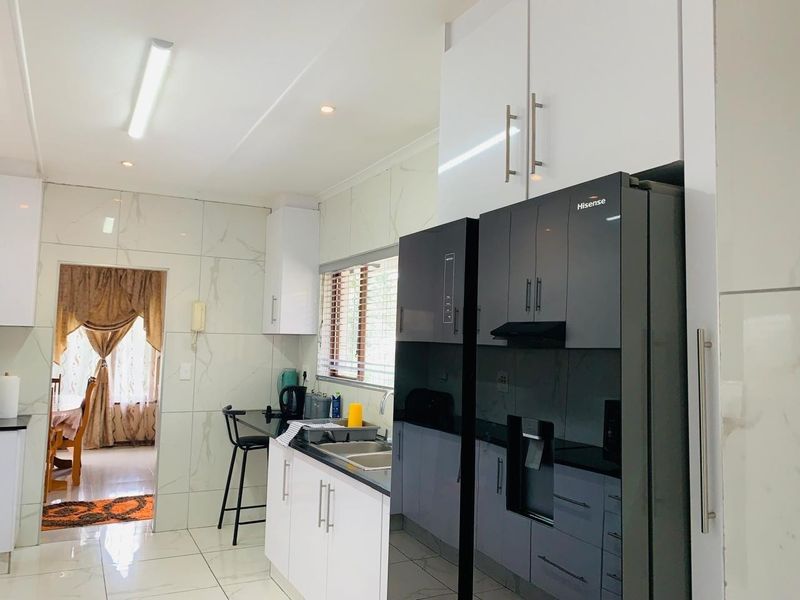 Dream Home Awaits: Stunning 3-Bedroom Oasis in Berea West - Photo 8