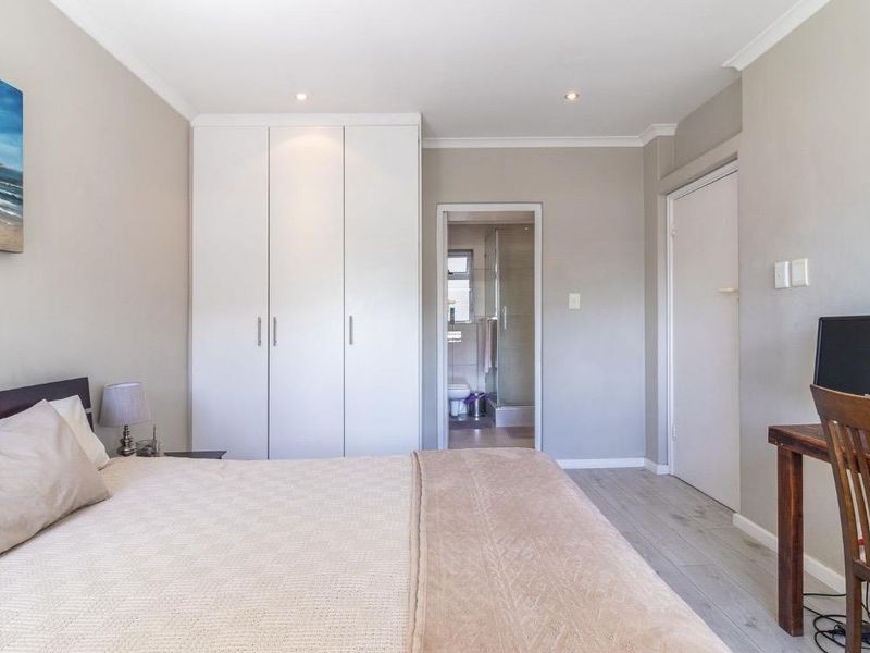 3 Bedroom Apartment with Parking, Steps from the Promenade - Photo 8