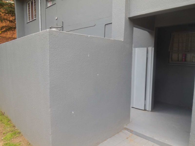 2 Bedroom Apartment in La-Montagne - Photo 3