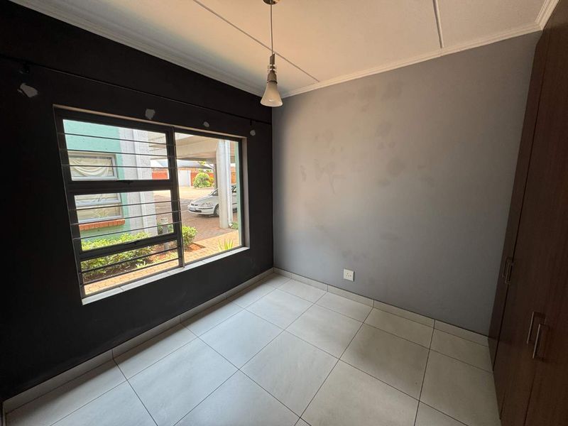 Large 3 Bed Pet Friendly Unit In a Tranquil Cul-de-Sac street! - Photo 7