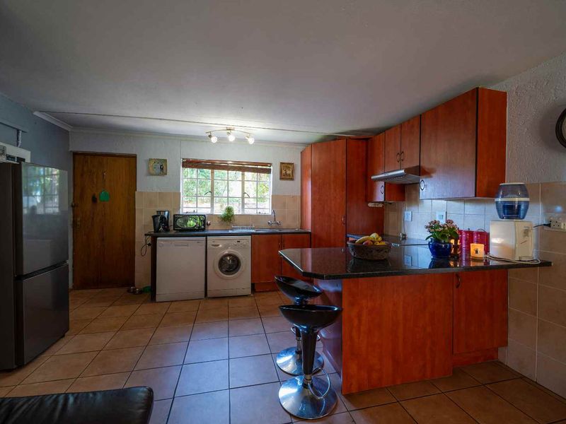 Spacious 4-Bedroom Cluster in Sought-After Complex – Excellent Location, Great Potential! - Photo 9