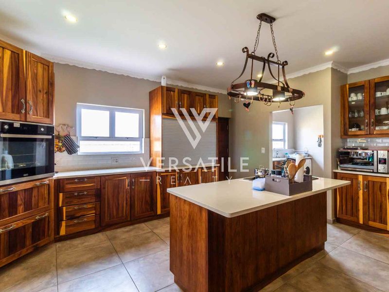 Expansive Living, Serene Setting - Photo 3