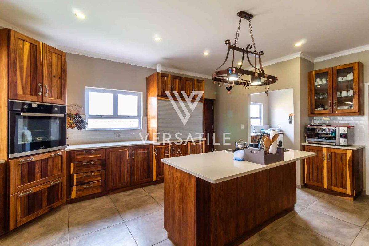 Expansive Living, Serene Setting - Photo 3