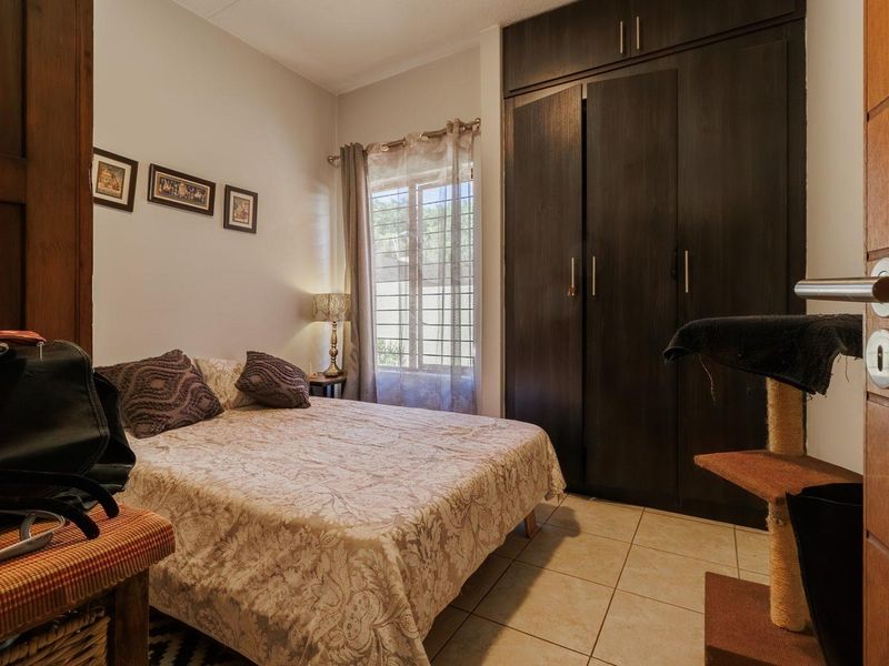 Two bedroom corner, ground-floor unit with large garden - Security complex - Photo 7