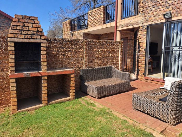 Property #2554615, Townhouse For Sale in Highveld