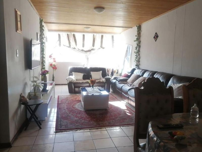 Booysens apartment for sale! - Photo 3