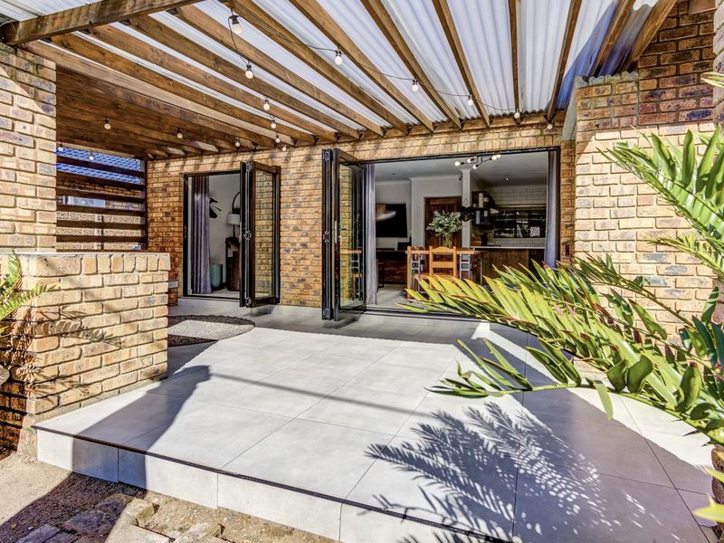 RENOVATED GEM IN ENCLOSED FAMILY FRIENDLY COMMUNITY - Super low levy! - Photo 6