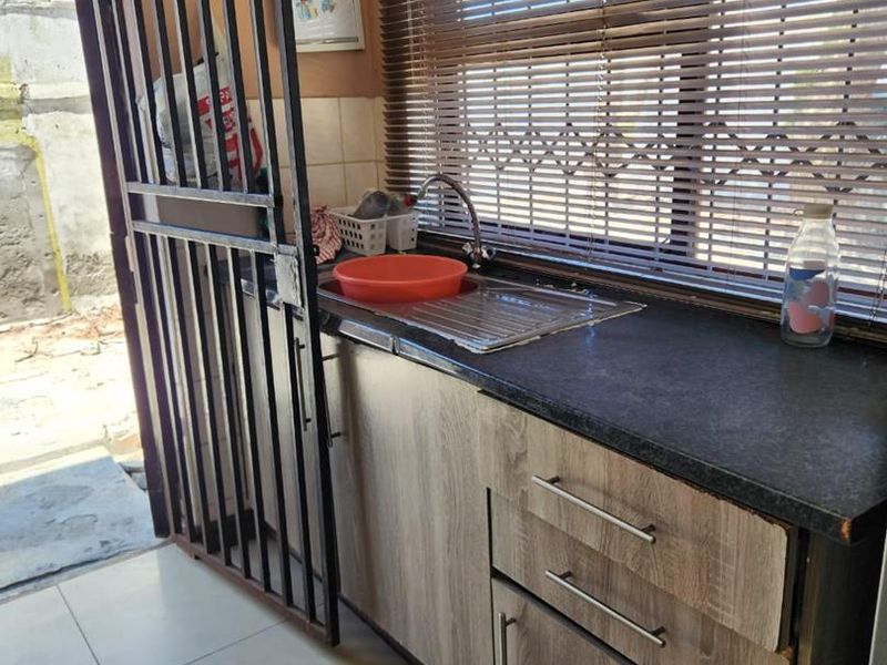 Charming Two-Bedroom House for Sale in Litha Park - Photo 10