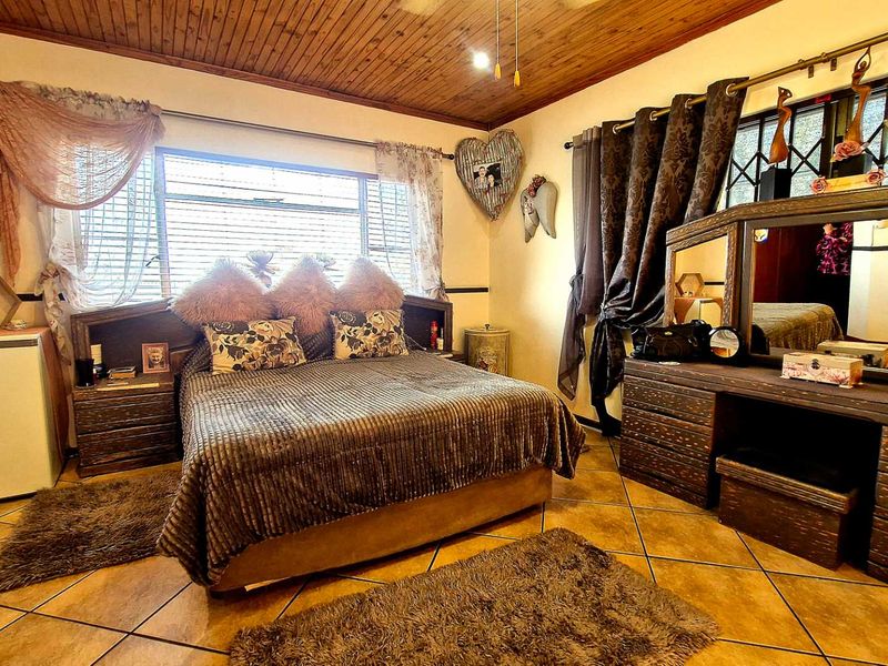 IMMACULATE & EXCEPTIONALLY SPACIOUS FAMILY HOME - Photo 9