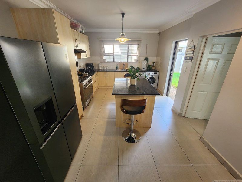 Modern Elegance Meets Family Comfort in Bloemfontein! - Photo 6