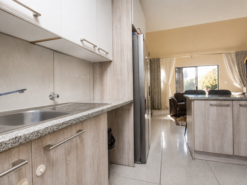 Open-Plan Living with Private En-Suite Upstairs - Photo 8