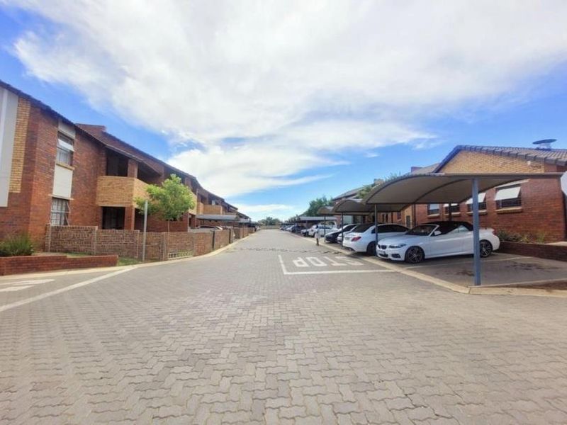 Beautiful ground floor unit up for sale - Photo 6