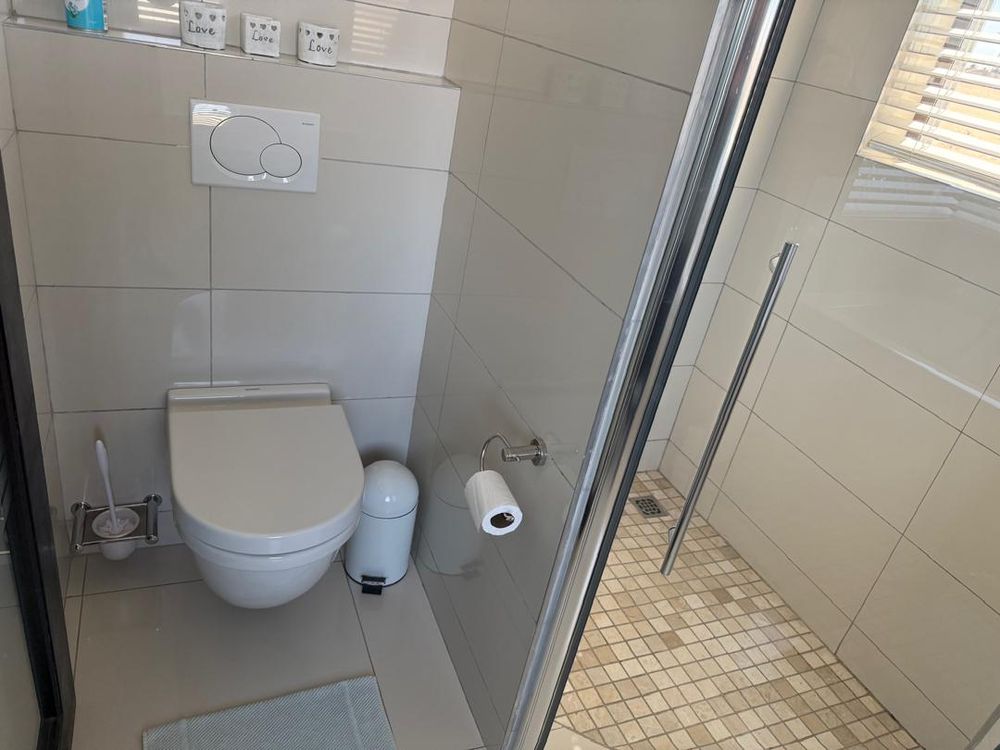 Bedroom 4 en-suite bathroom 