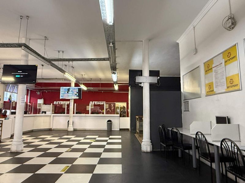 180m2 corner retail unit to let - Photo 6