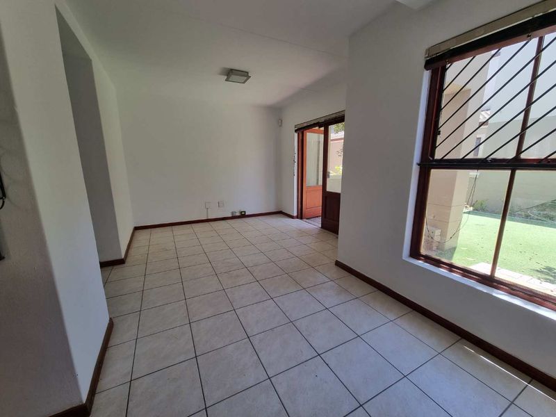 Comfortable Living in Secure Villa Rustica - Photo 7