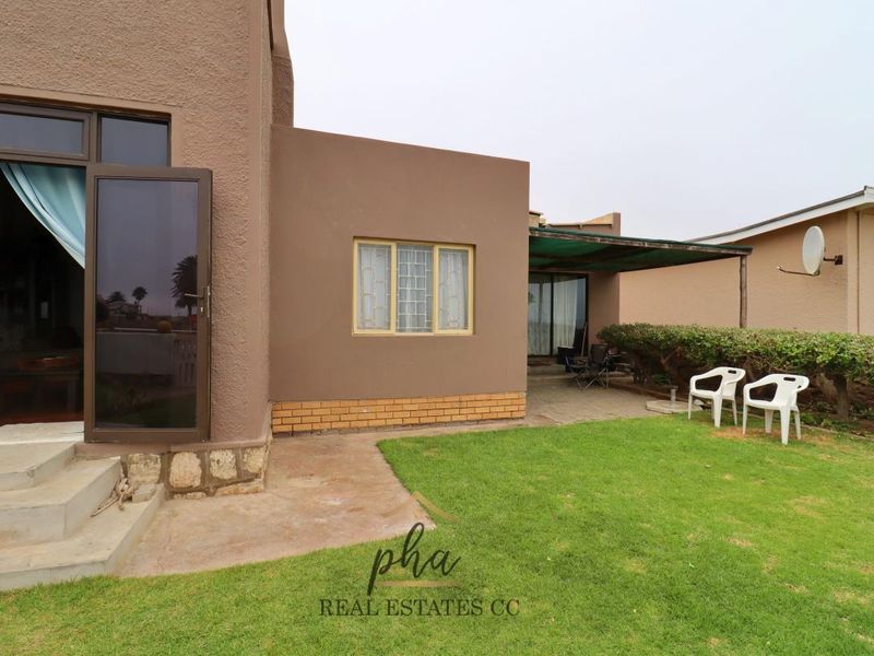 Beachfront House with Flat For Sale in Swakopmund - Photo 3