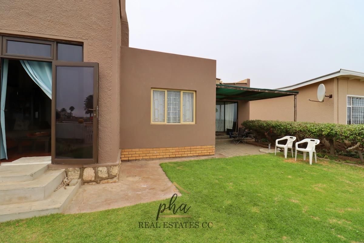 Beachfront House with Flat For Sale in Swakopmund - Photo 3