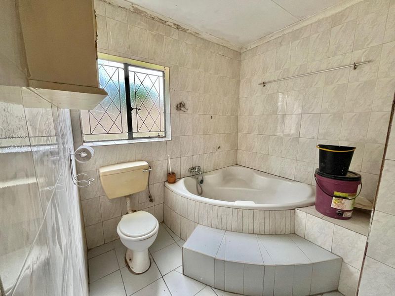 Fixer-Upper Awaits!  Three bedroom house with a potential flat and double garage fit 4 cars - Photo 9