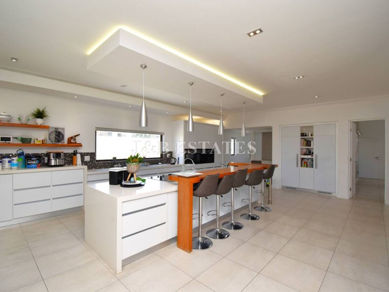 Breathtaking 5-Bedroom House Near Lagoon - Photo 4