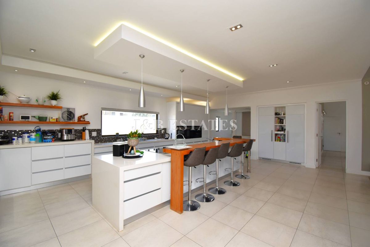 Breathtaking 5-Bedroom House Near Lagoon - Photo 4