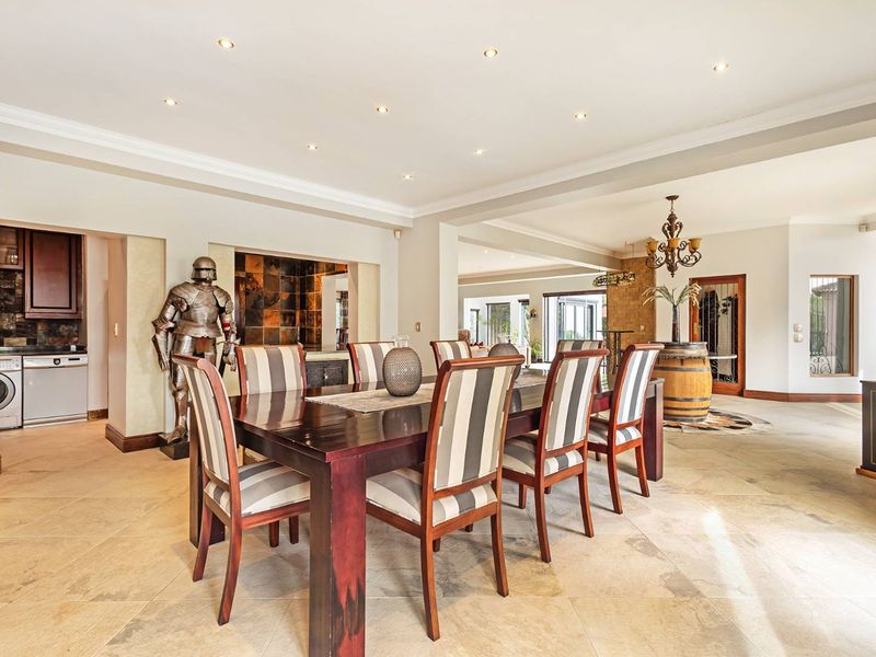 Spectacular Tuscan Villa with 13 Bedrooms and Private Apartments Overlooking Tygerberg Nature Reserve - Photo 7