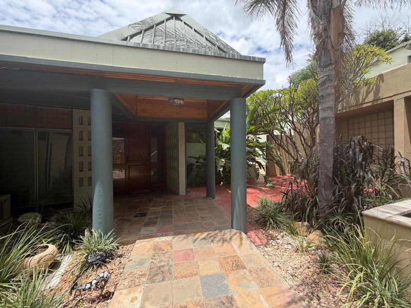 Old world charm with a tranquil garden and a 270 degree view of Klein Windhoek– Available for Rent - Photo 3