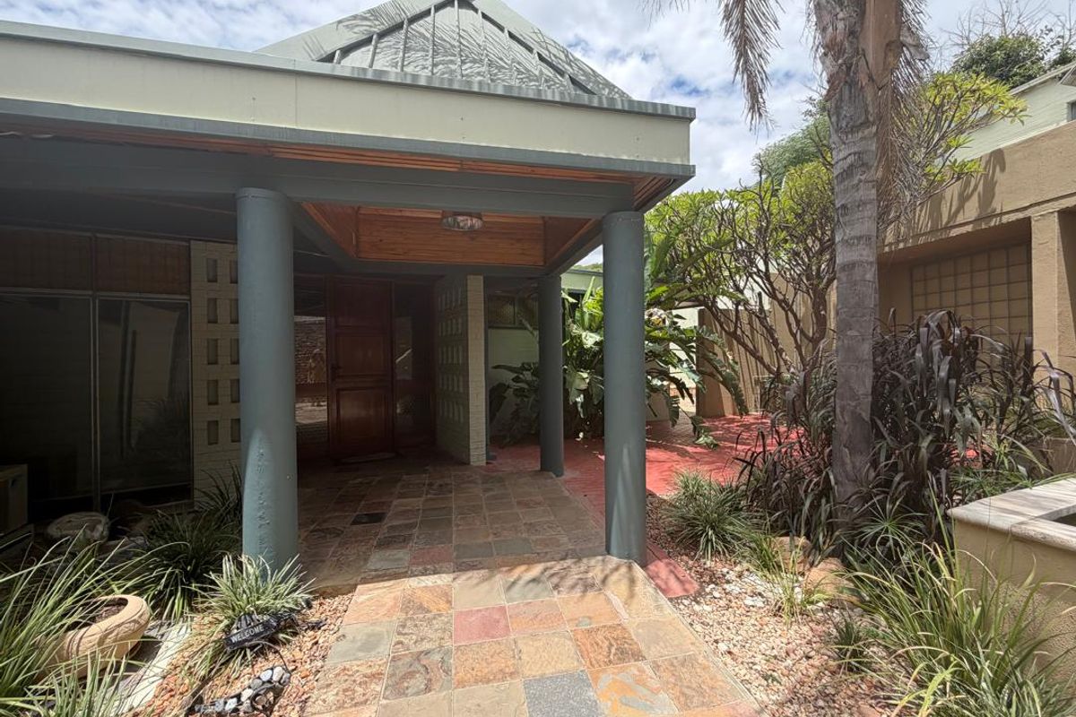 Old world charm with a tranquil garden and a 270 degree view of Klein Windhoek– Available for Rent - Photo 3