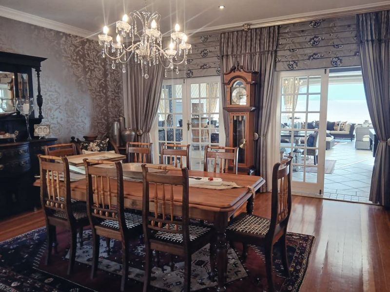 Spacious double-story home on a generous 2,296 m2 residential erf in Windhoek's sought-after suburb - Photo 3