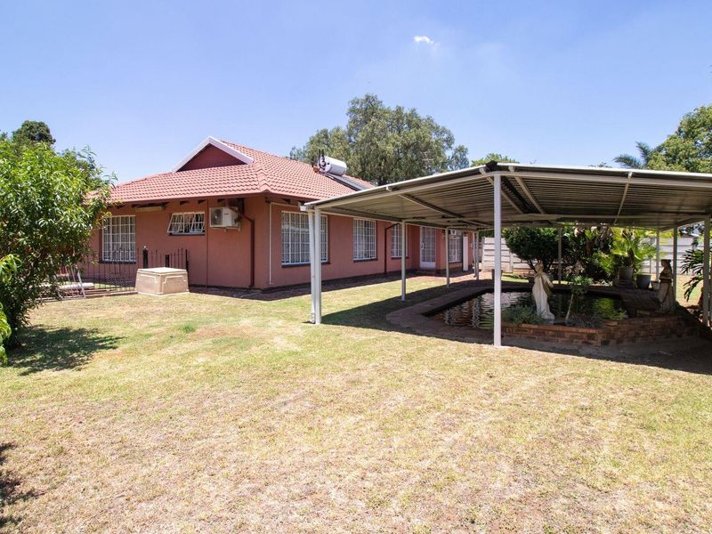 Charming Family Home with Pool & Garden in Mackenzie Park! - Photo 7