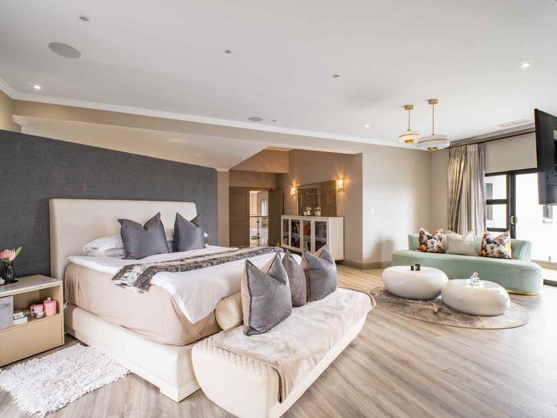 🏡 Exquisite 5-Bedroom Luxury Home for Sale in Helderfontein Estate - Photo 7