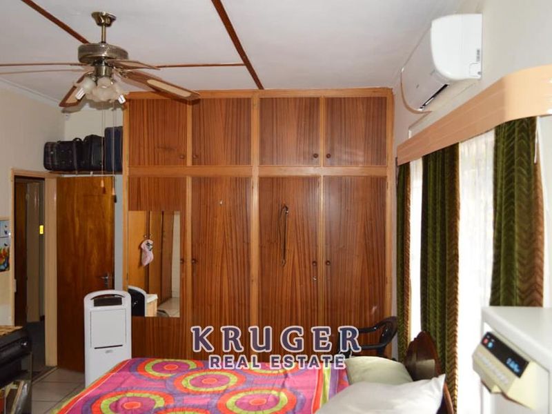 Vintage house for sale in Outjo with huge green gardens! - Photo 9