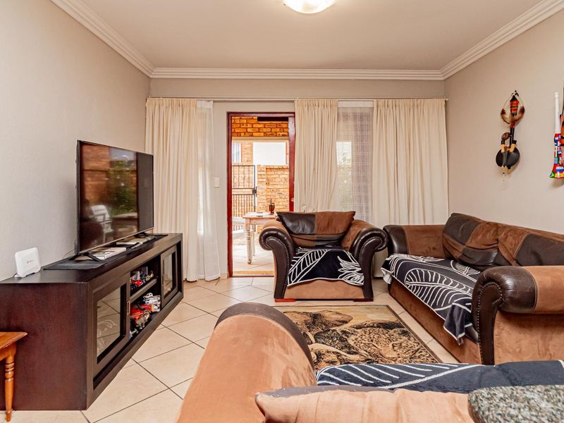 Lovely Simplex Townhouse for Sale - Photo 4