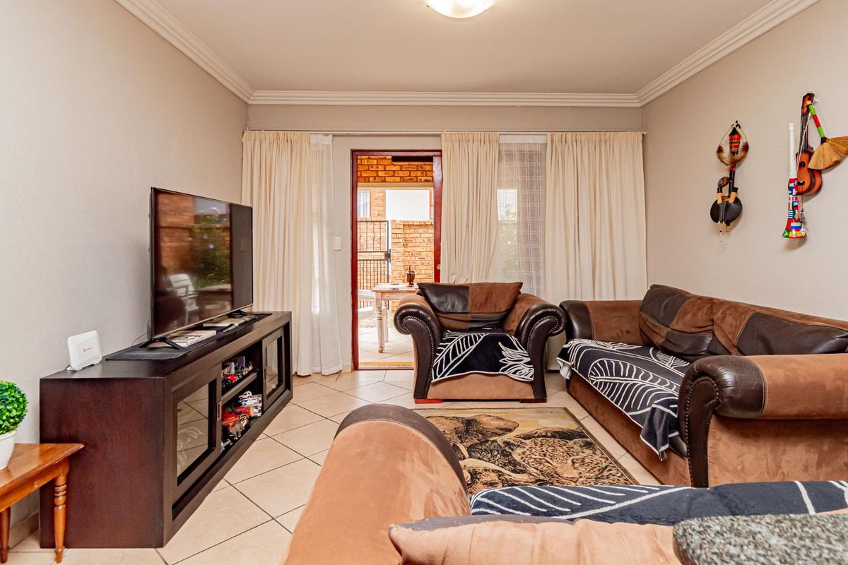 Lovely Simplex Townhouse for Sale - Photo 4