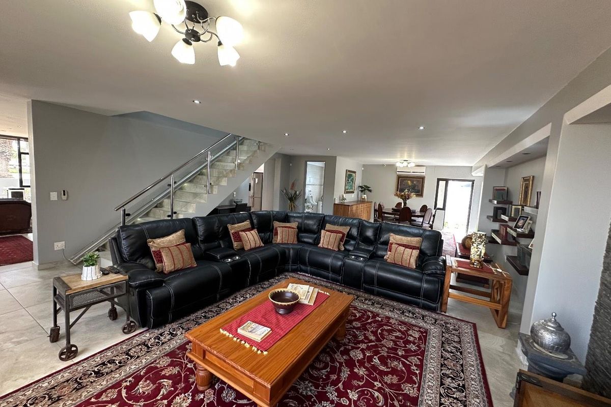 SPACIOUS HOME WITH TWO INCOME GENERATING FLATS FOR SALE,SWAKOPMUND - Photo 2