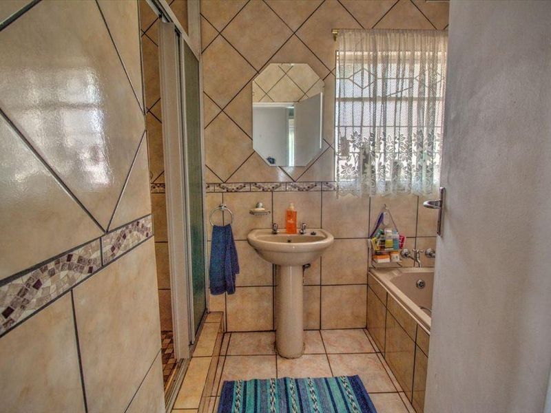 Large family home in an enclose area - Photo 10