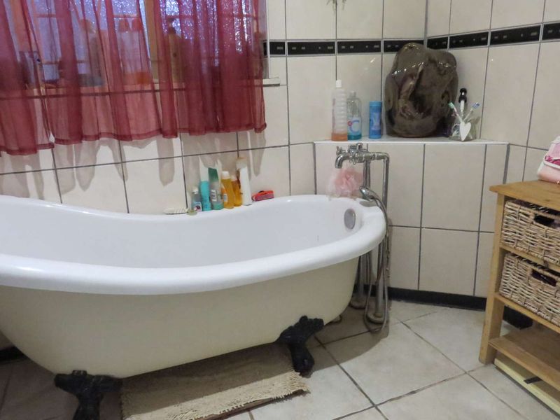 **Family Residence in Central Okahandja** - Photo 8