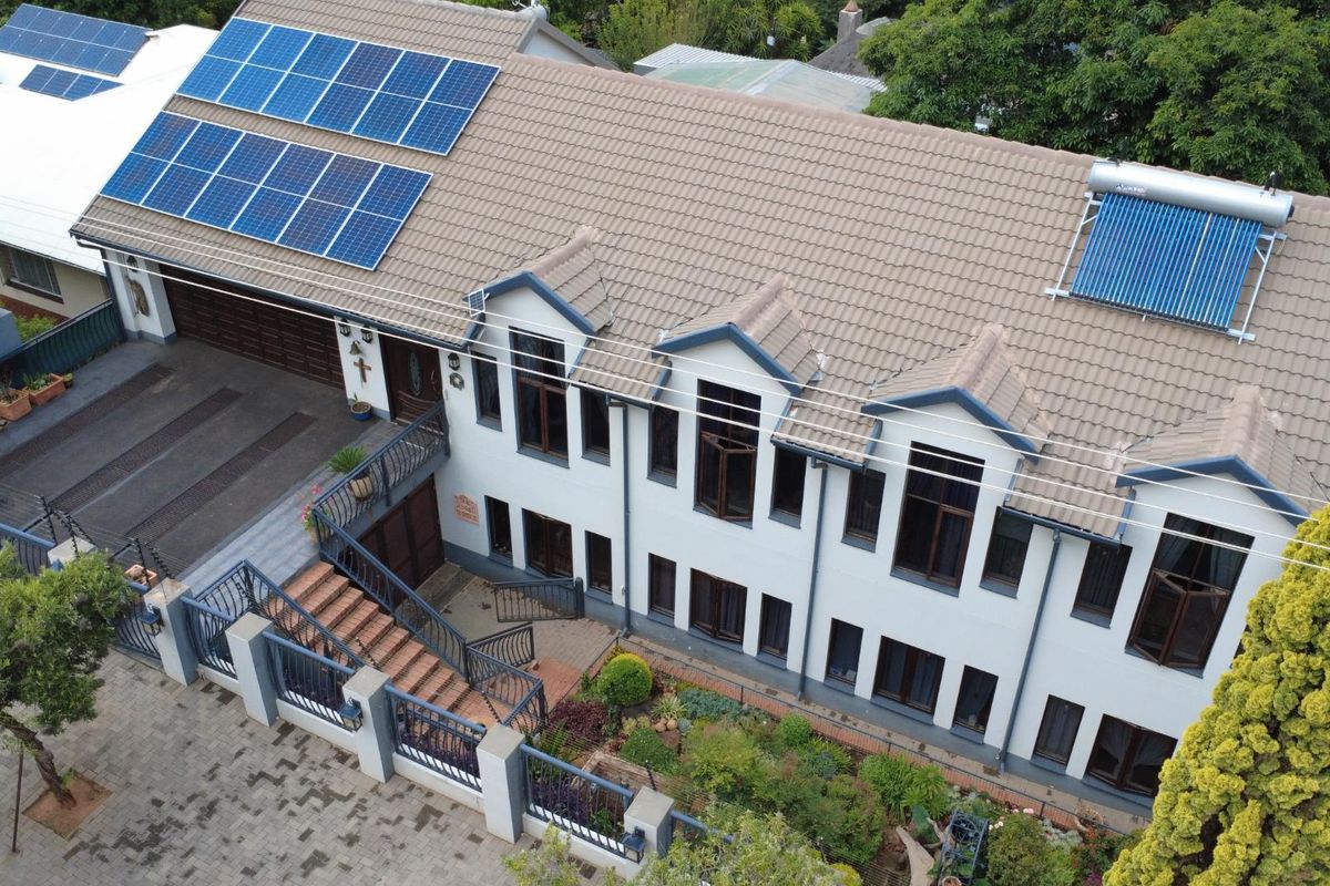 Massive 692m2 Property | 8 Bedrooms | Flatlet | Ideal Guesthouse or Multi-Family Investment - Photo 2