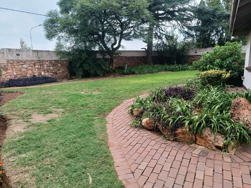 🔥 TWO HOMES IN ONE! Luxury 5-Bedroom Family Estate with Flatlet, Pool & Entertainment Area – Exceptional Value Near the N1 🔥 - Photo 7