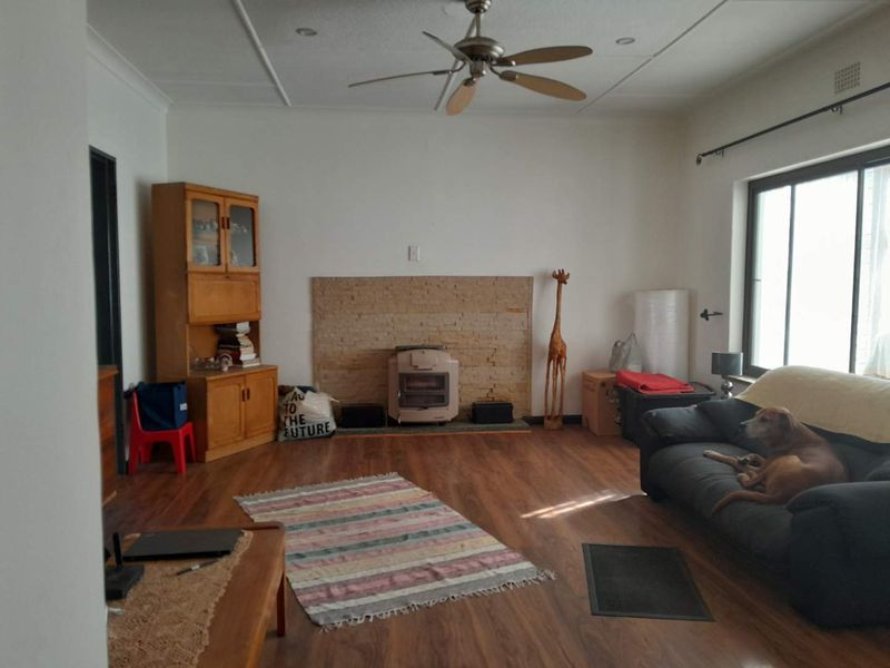 Charming 3 Bedroom entertainment home for sale South Crest. - Photo 1