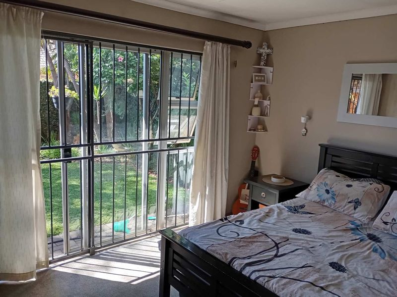 Beautiful 3-bedroom Townhouse in a well-maintained complex in Annlin. - Photo 10
