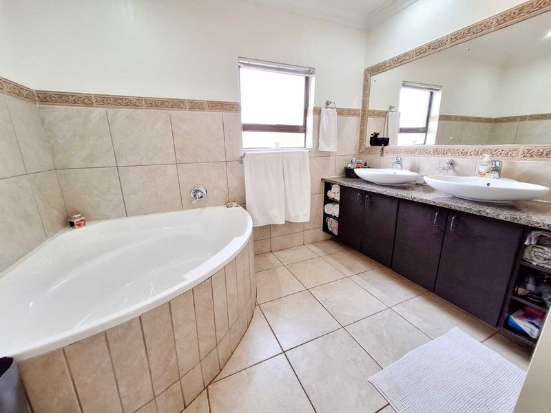 Magnificent 4 Bedroom Mansion for Sale in the popular The Wilds Security Estate! The Entertainers Dream! - Photo 4