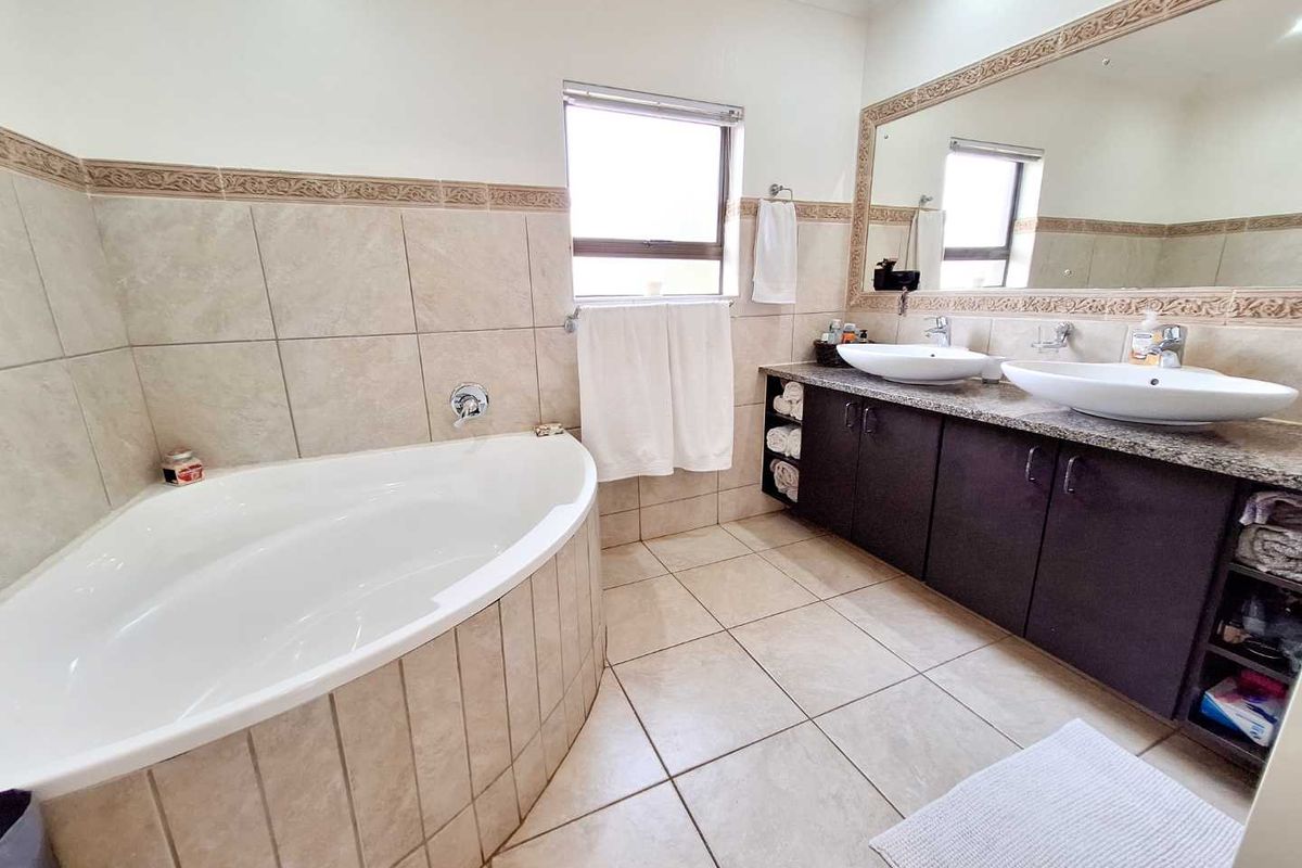 Magnificent 4 Bedroom Mansion for Sale in the popular The Wilds Security Estate! The Entertainers Dream! - Photo 4