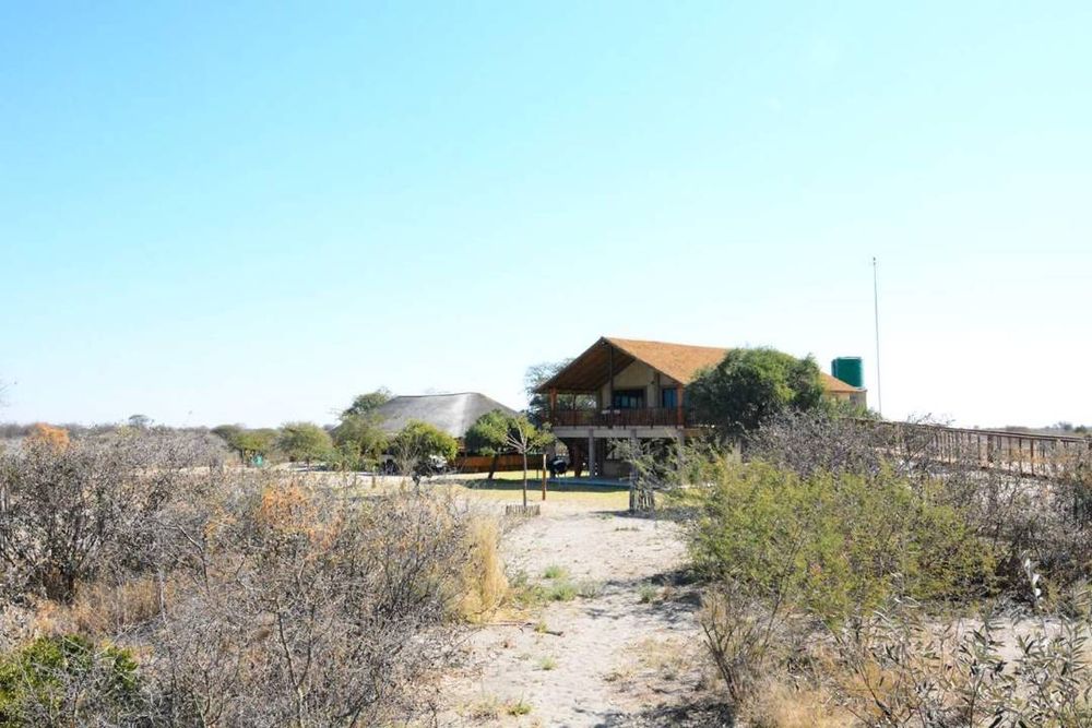 Main building (Lodge) with lapa