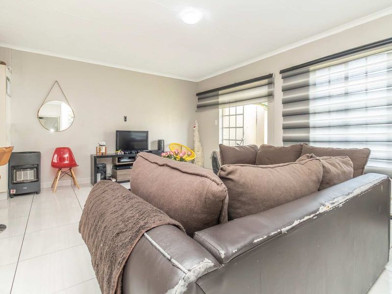 Your Dream 2-Bedroom Home Awaits in Upmarket Little Falls - Photo 5