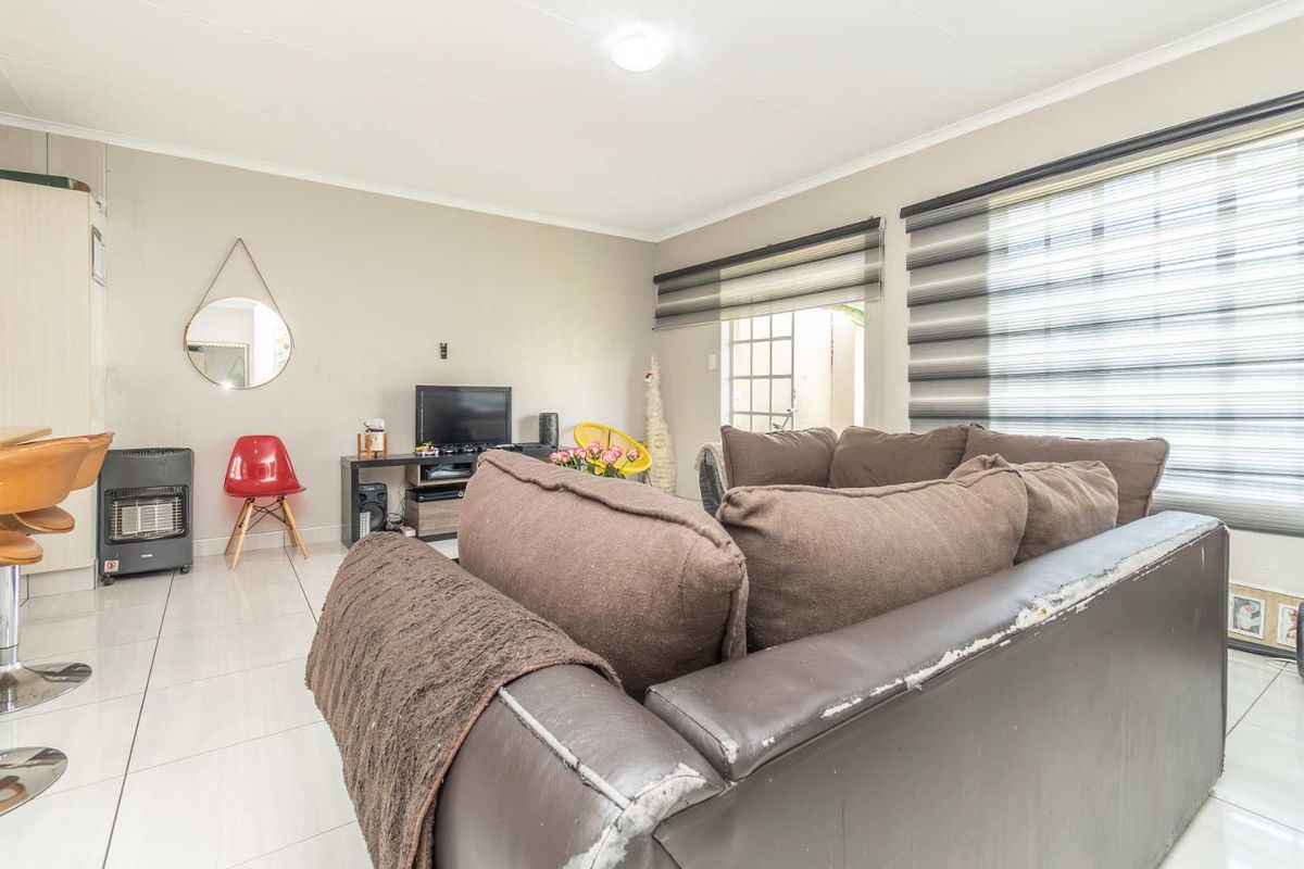 Your Dream 2-Bedroom Home Awaits in Upmarket Little Falls - Photo 5