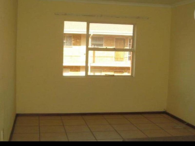 2 bedroom flat in Kempton Park - Photo 5