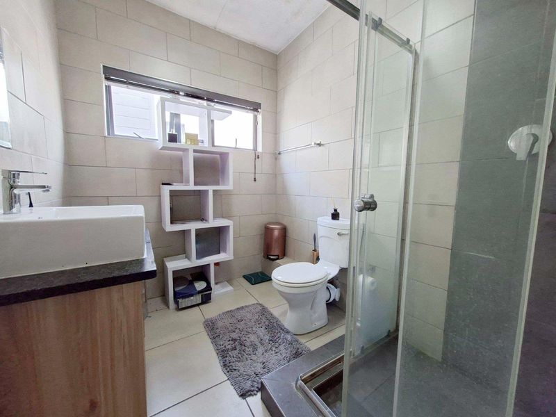 Lovely 2 bed, 1 bath 2nd floor apartment for sale in Eden, Sandton - Photo 8